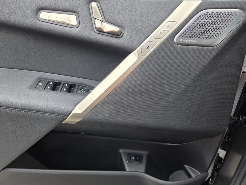 Used 2024 White Metallic BMW M60 SPORTS ACTIVITY VEHICLE image 43