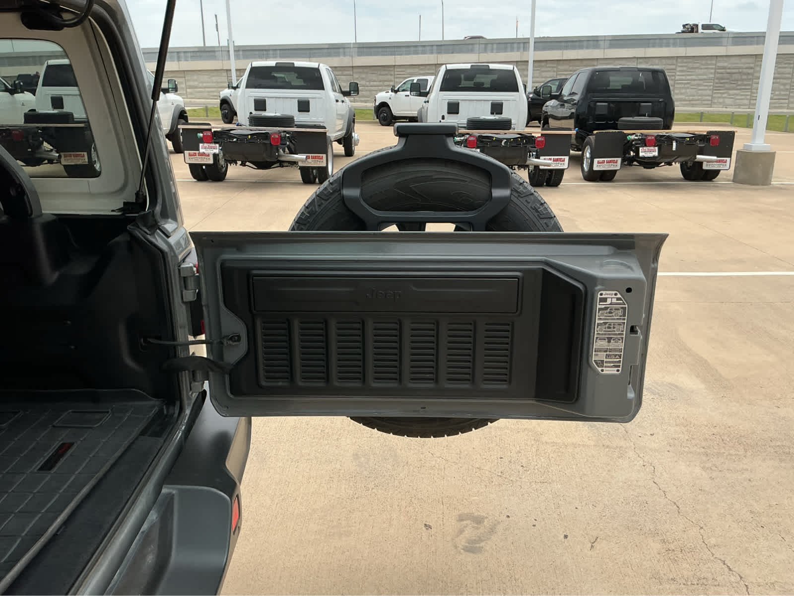 Used 2022 Sting-Gray Clearcoat Jeep Unlimited Sahara image 18