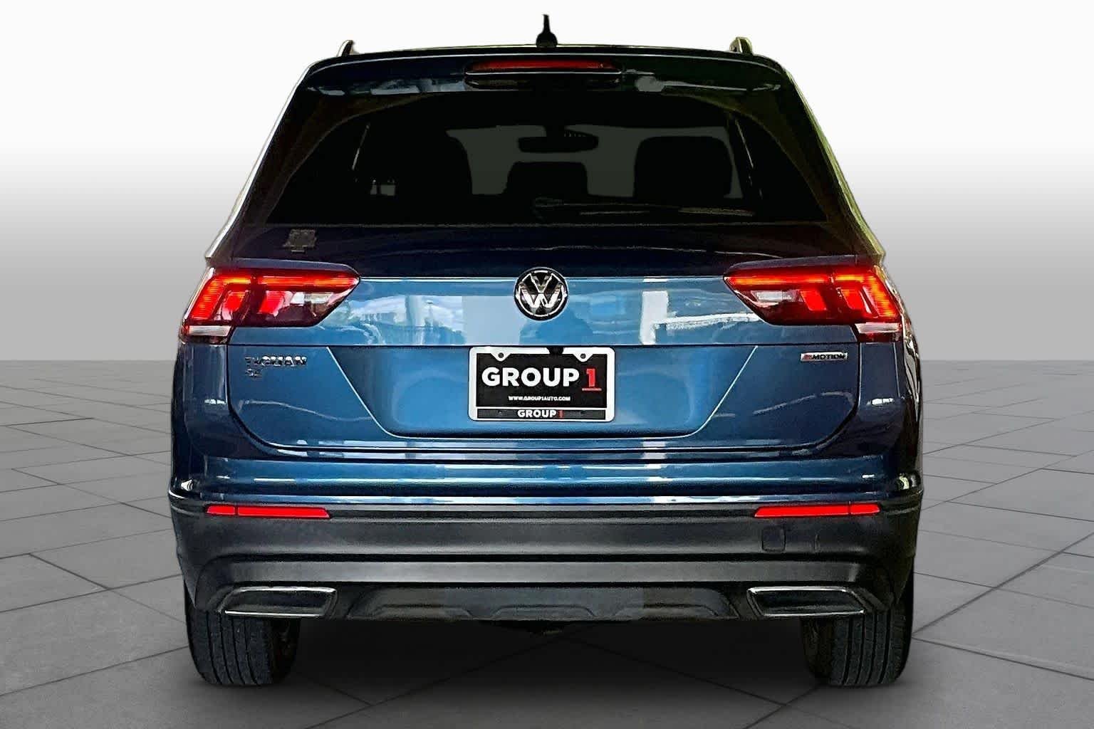 Used 2019 Silk Blue Metallic Volkswagen SE image 4