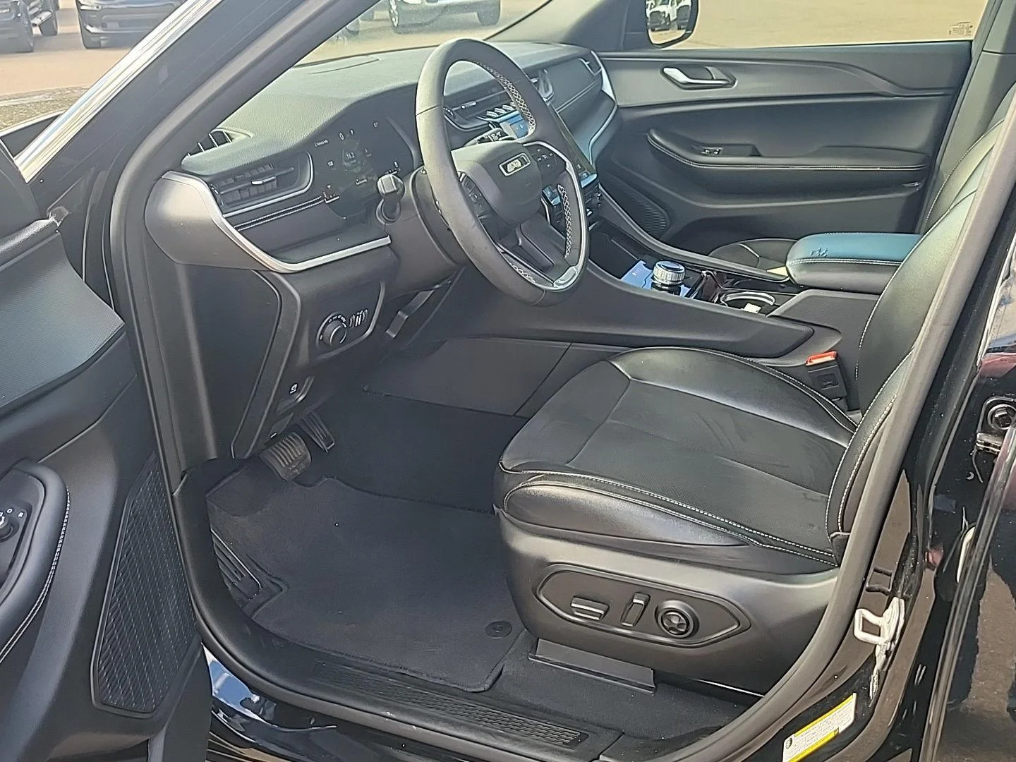 Used 2023 Silver Zynith Jeep Altitude image 3