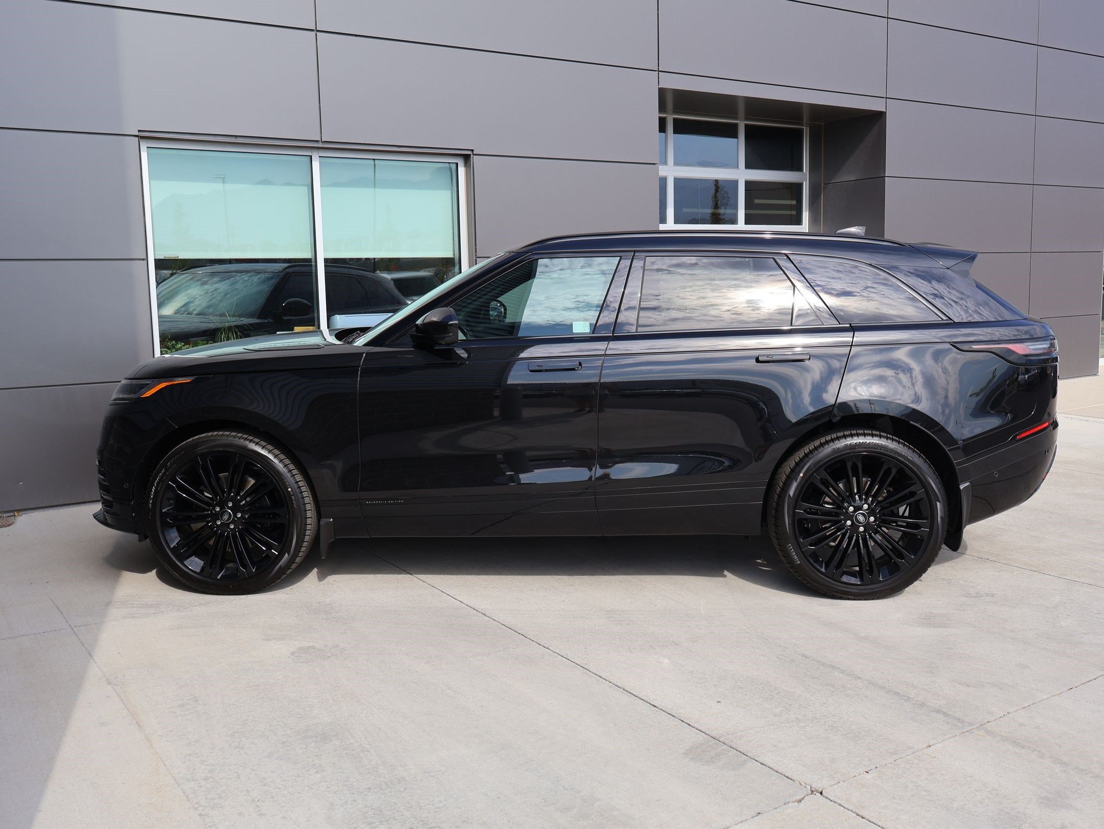 New 2026 Santorini Black LAND ROVER Belgravia Edition image 9