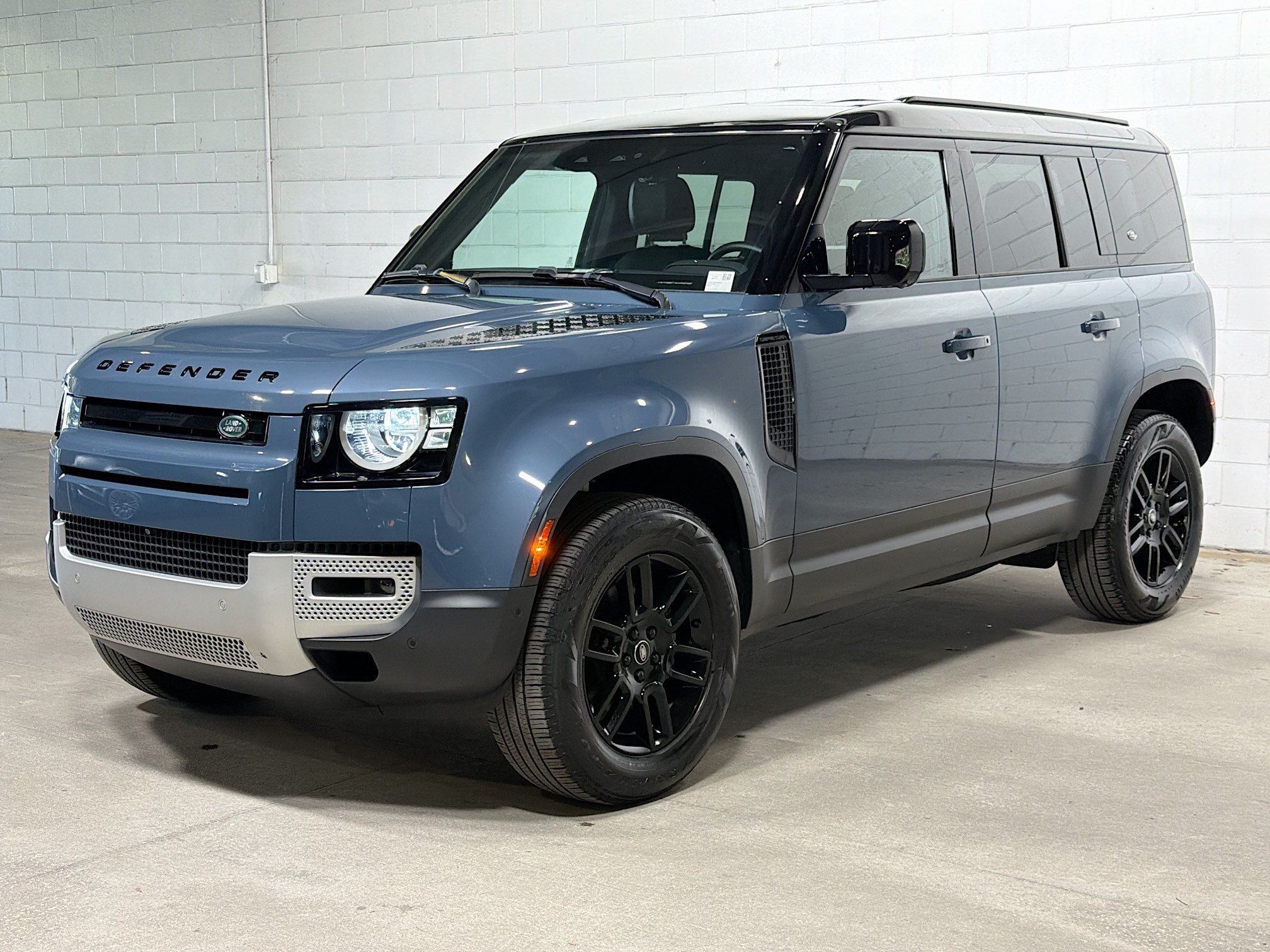 Used 2023 Tasman Blue Metallic Land Rover S image 1