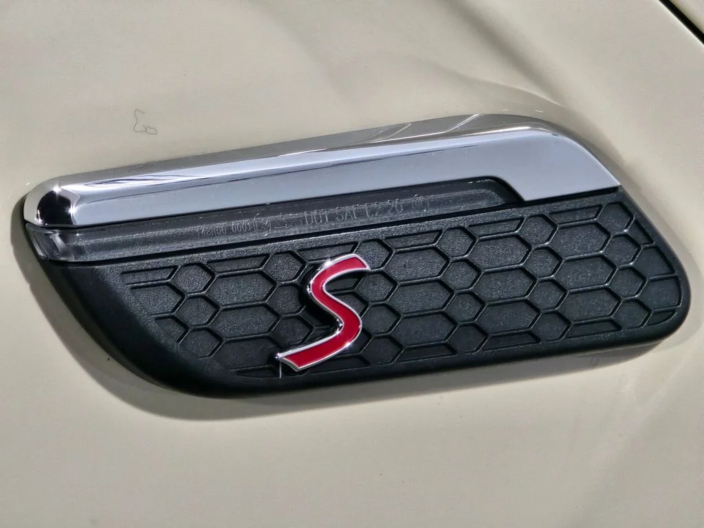 Used 2022 White MINI Signature image 11