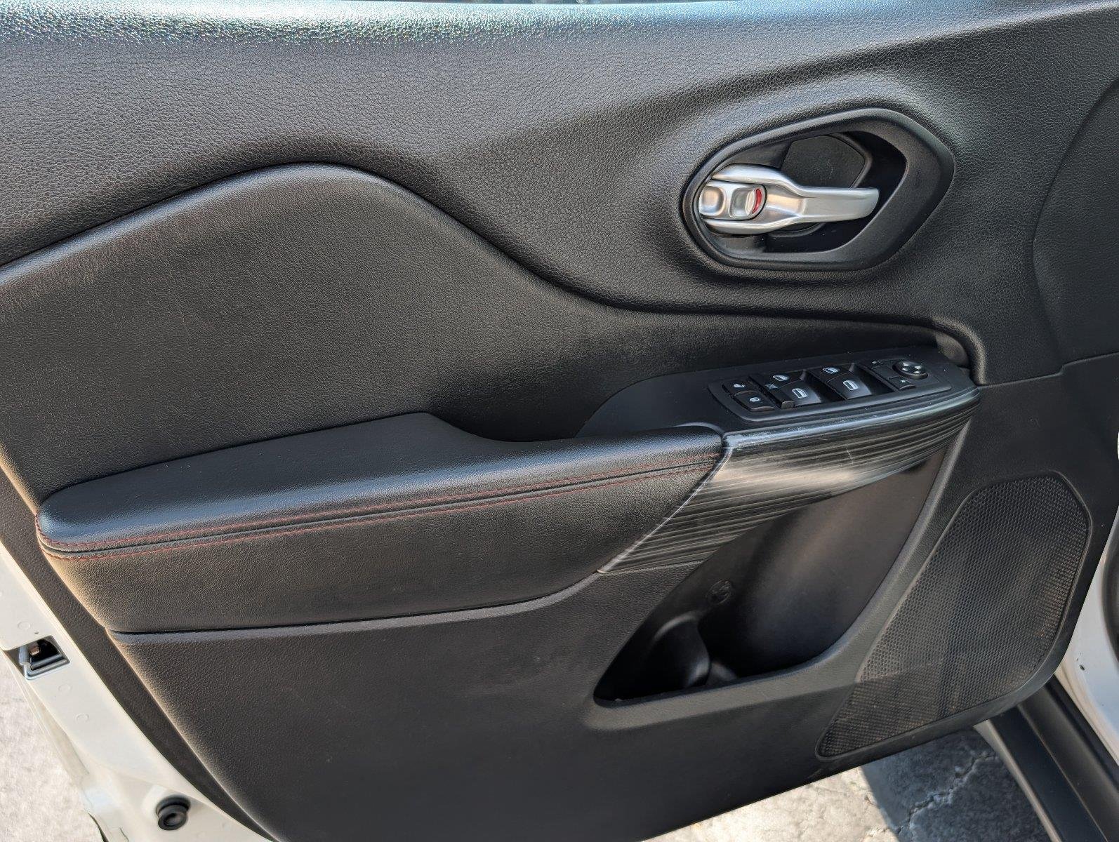 Used 2015 Bright White Clearcoat Jeep Trailhawk image 14