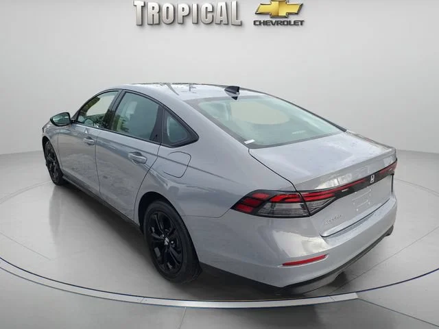 Used 2025 Gray Honda SE image 3