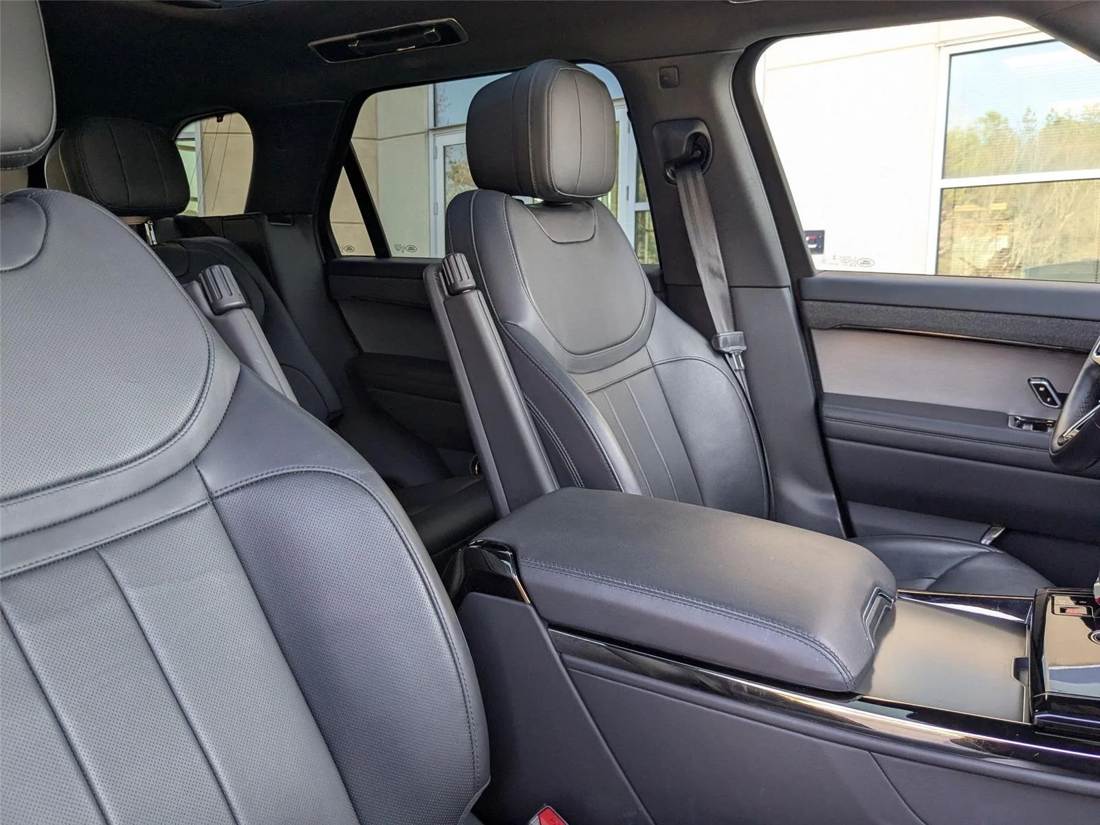 Used 2024  Land Rover Dynamic SE image 33