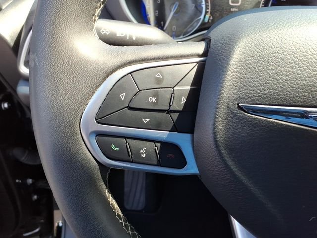 Certified Used 2025 Diamond Black Chrysler Select image 19