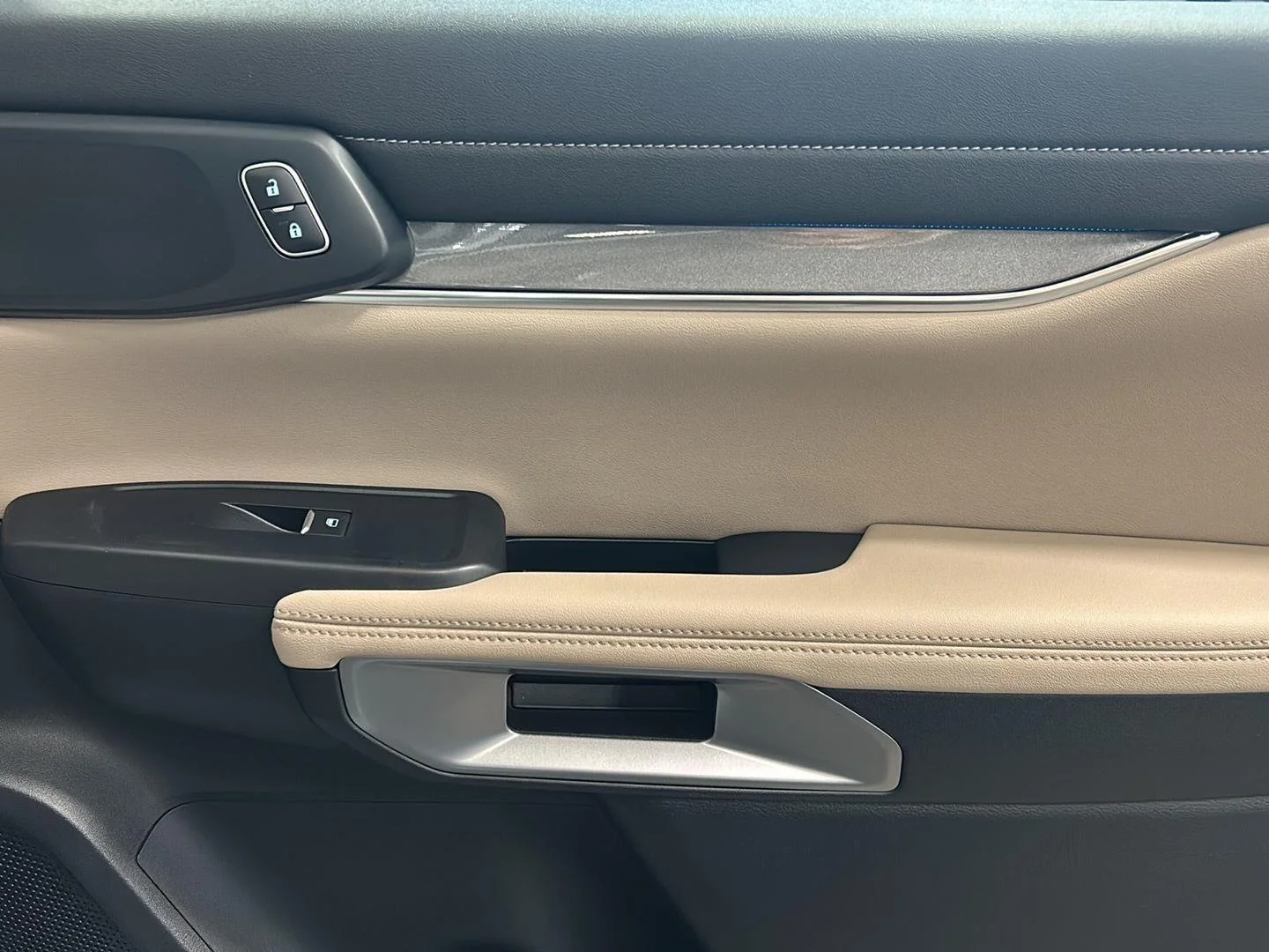 Used 2024 Cactus Gray Ford LARIAT image 16