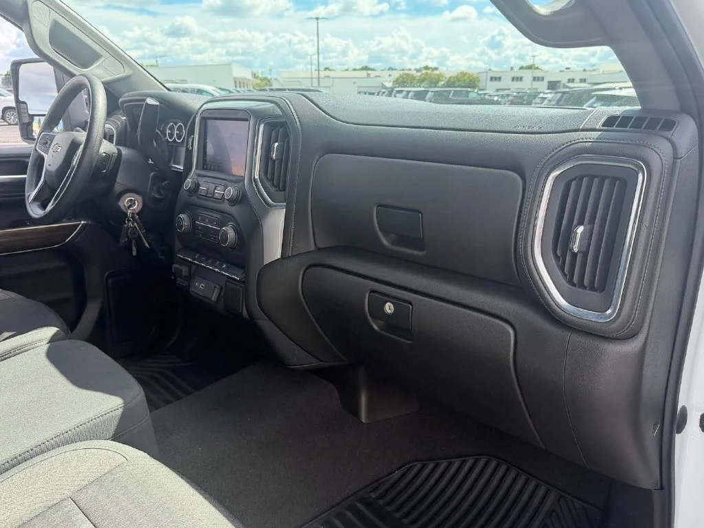 Used 2022 White Chevrolet LT image 17