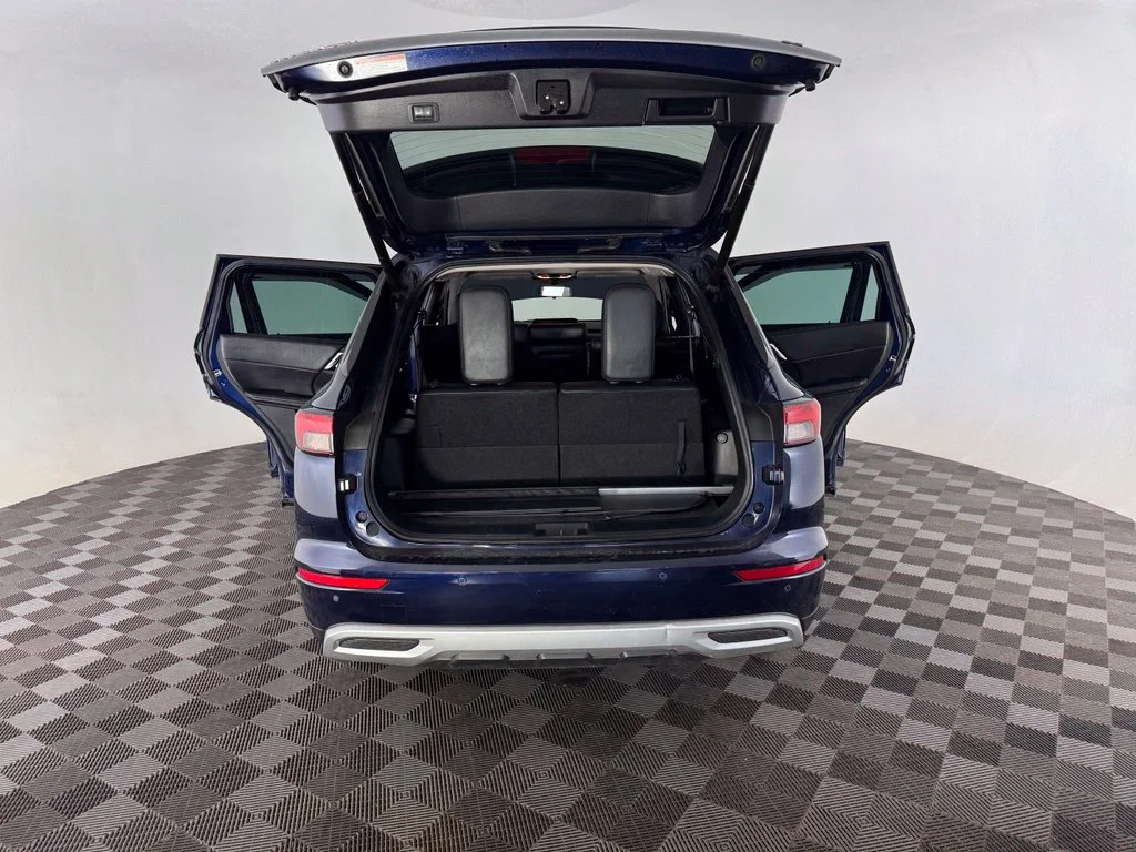 Used 2023 Blue Mitsubishi SE image 17