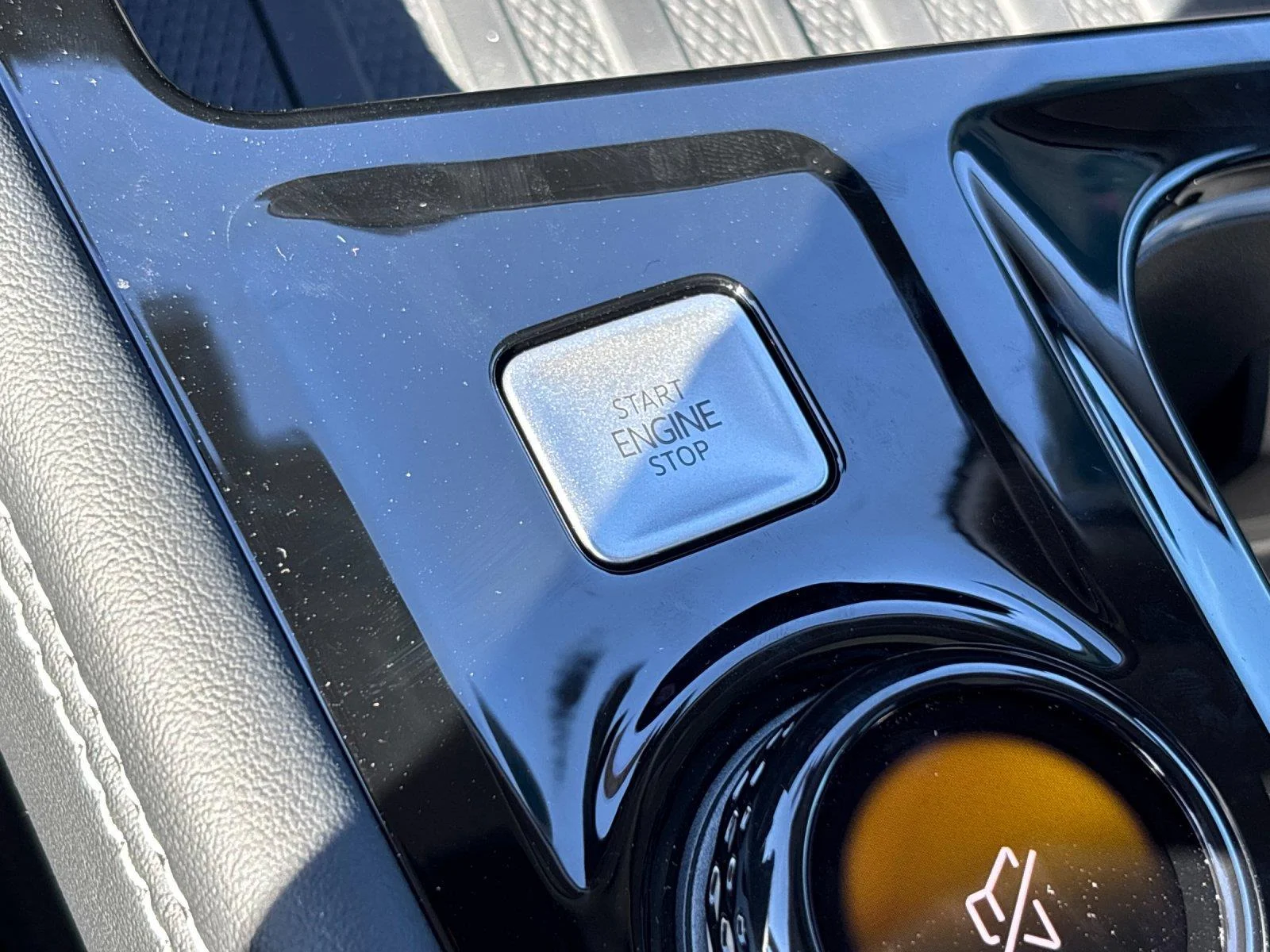 New 2027 Deep Black Pearl Volkswagen SE w/Technology image 22