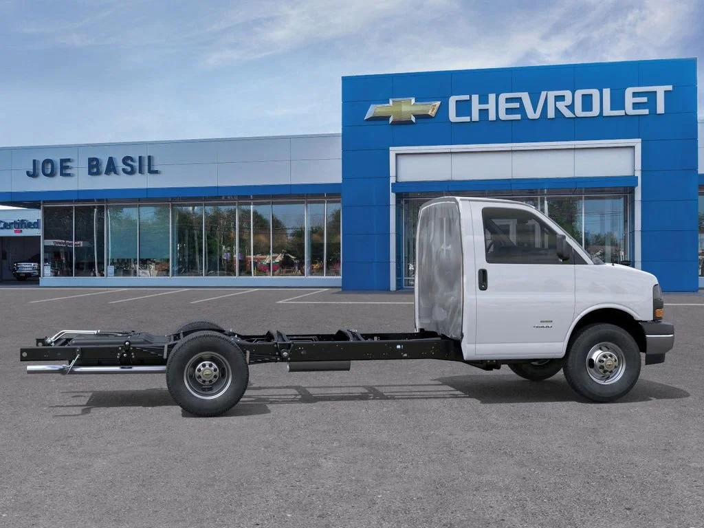 New 2025 Summit White Chevrolet 1WT image 5