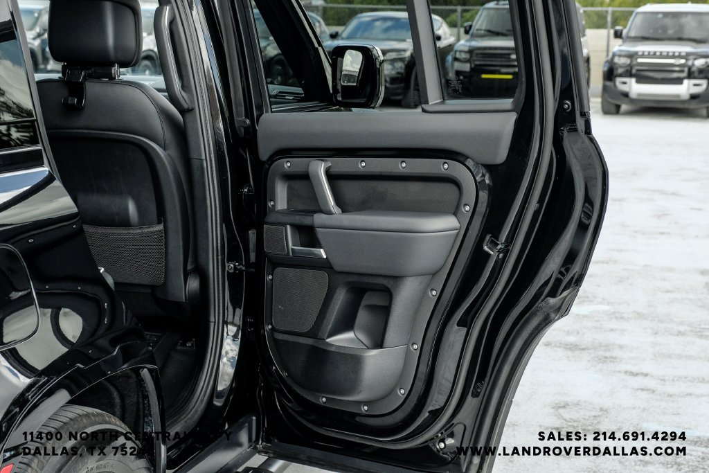 Used 2025 Black Land Rover X-Dynamic SE image 54