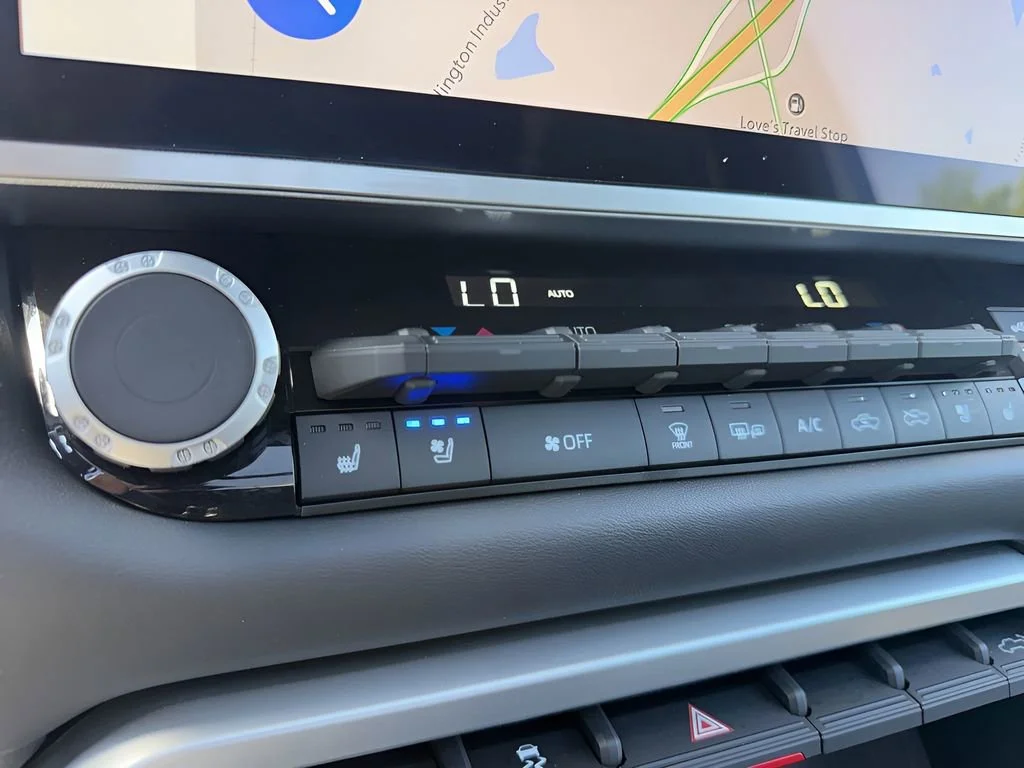 Used 2025 Wind Chill Pearl Toyota Platinum image 24