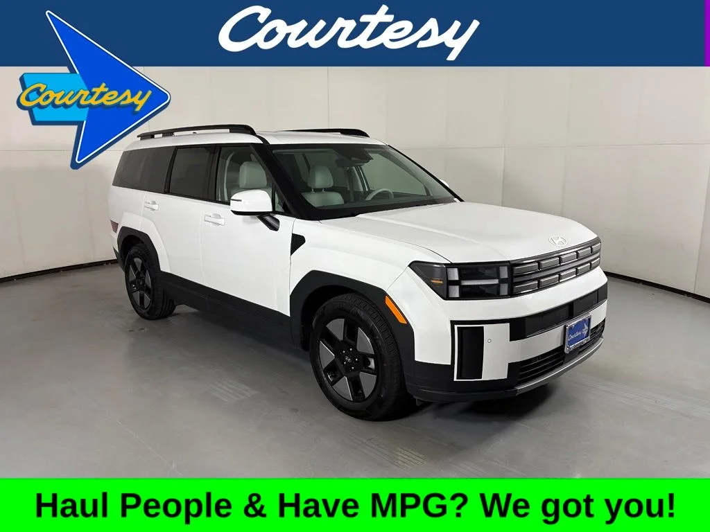 Used 2025 White Hyundai SEL image 1