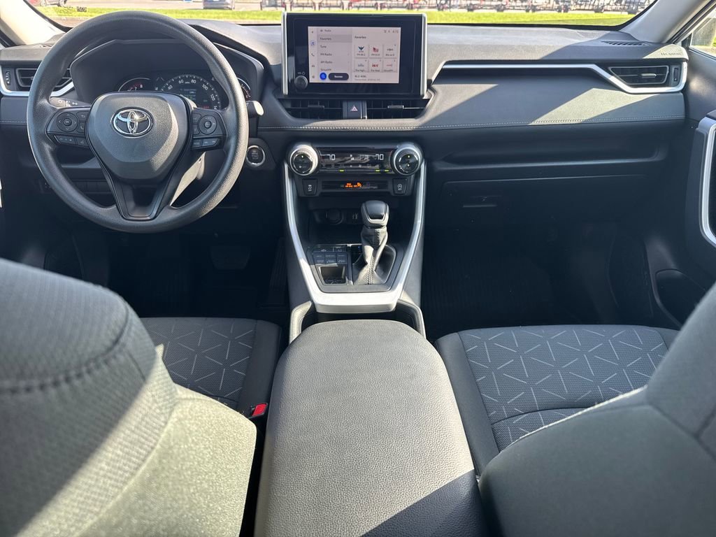 2025 Toyota RAV4 XLE - Photo 17