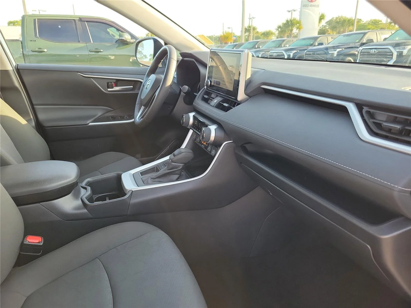 2025 Toyota RAV4 XLE - Photo 33