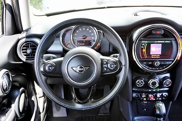Used 2019 White MINI Classic image 18