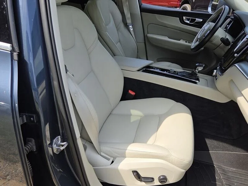 Used 2019 Denim Blue Metallic Volvo Momentum image 16