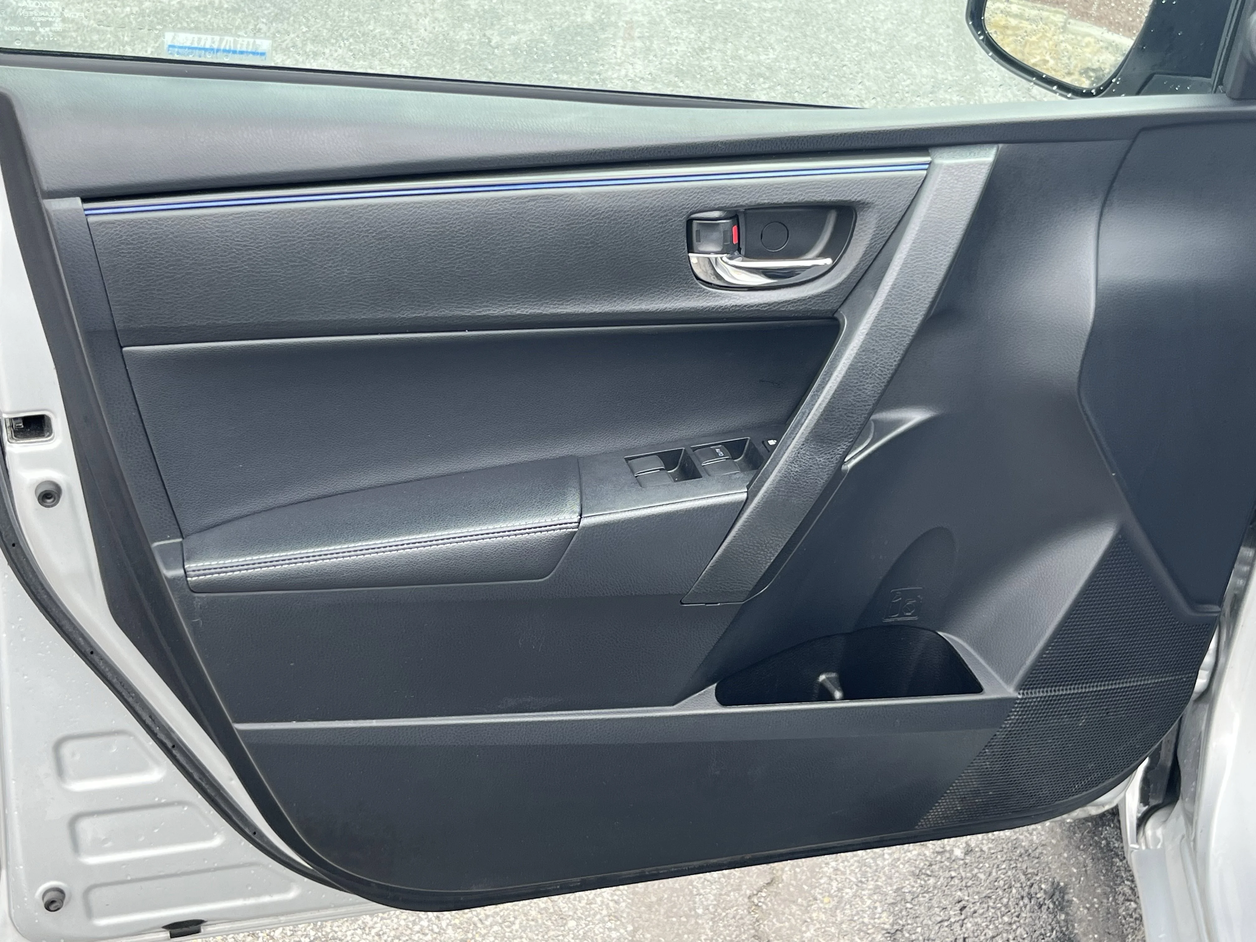 Used 2018 Classic Silver Metallic Toyota SE image 19