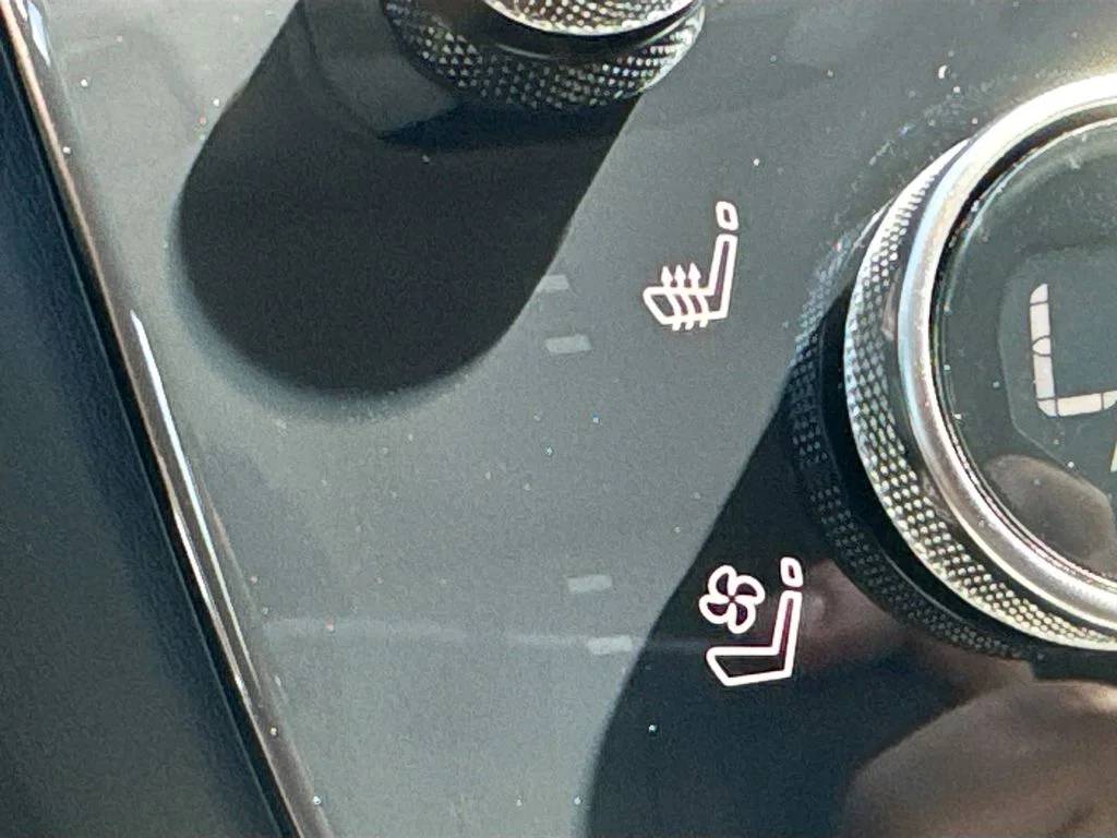 New 2027 MINERAL BLACK INFINITI Luxe FWD image 21