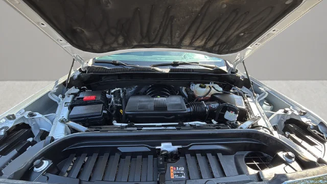 Used 2025 White GMC SLT image 32