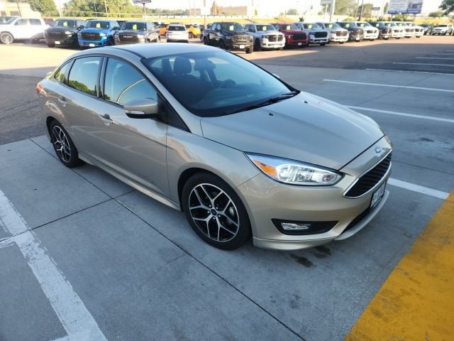 Used 2016 Beige Ford SE image 3