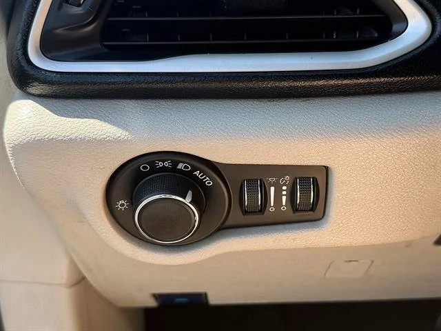 2023 Chrysler Voyager LX - Photo 17