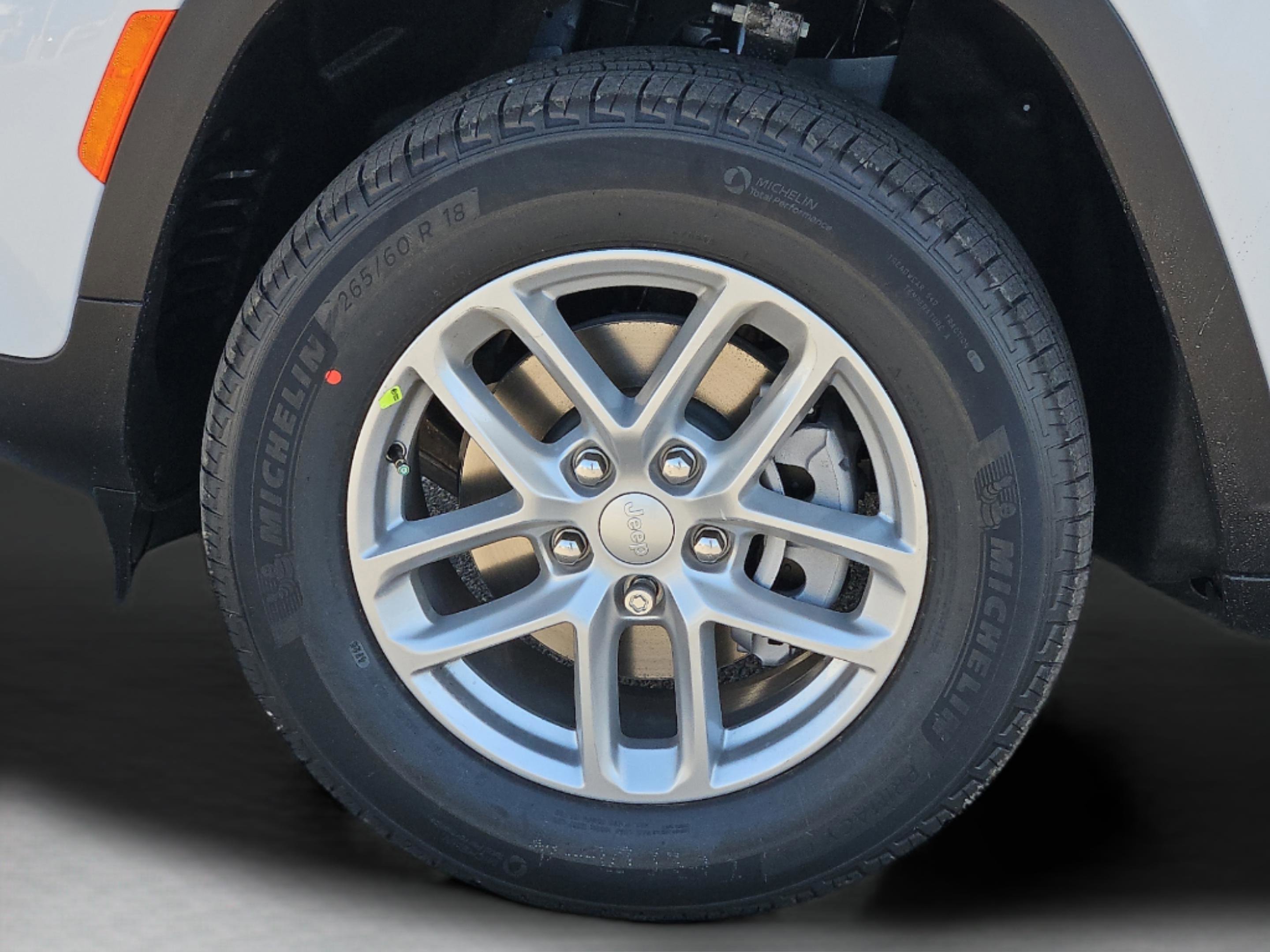 New 2025 Bright White Clear-Coat Exterior Paint Jeep Laredo image 9
