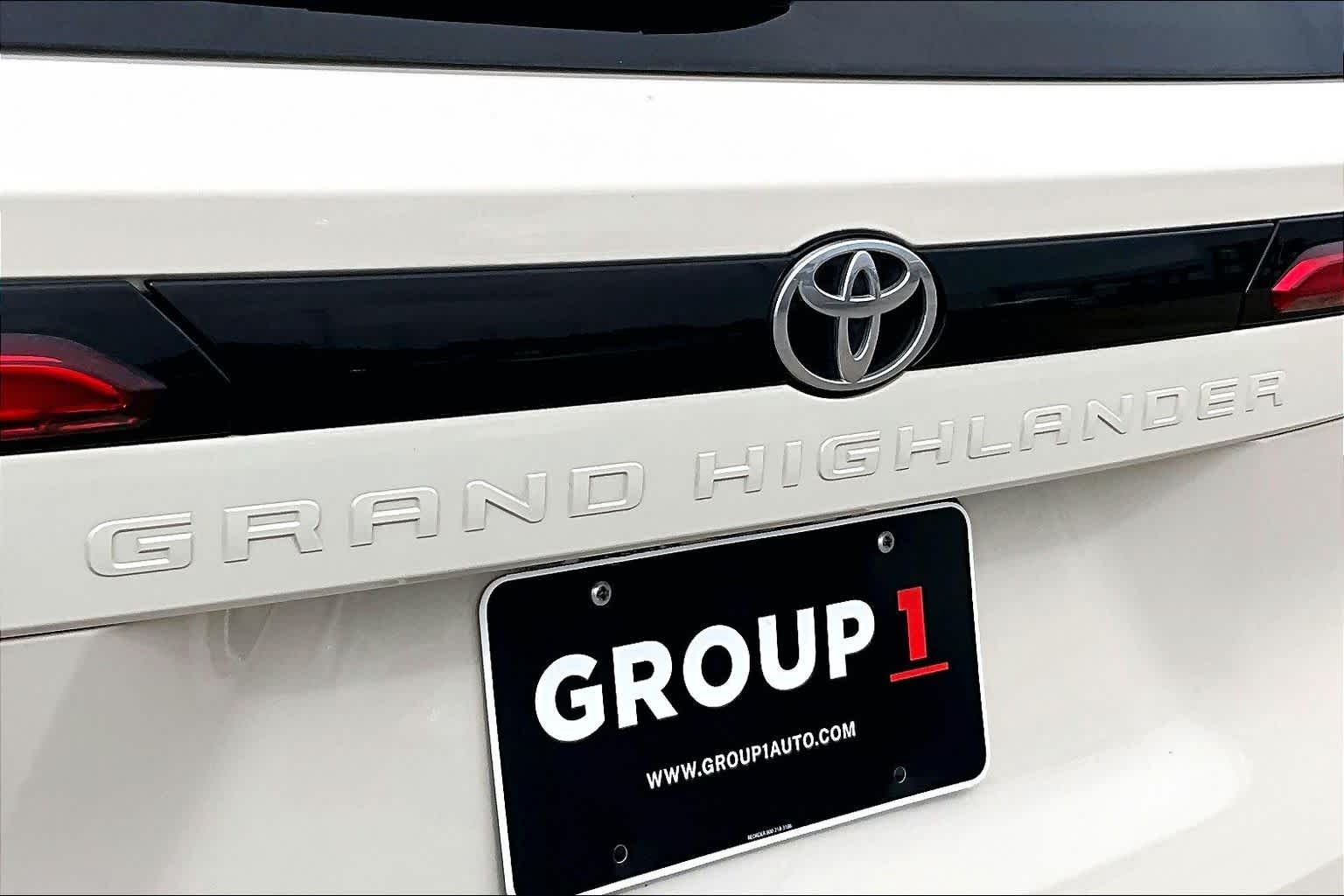 Used 2024 Coastal Cream Toyota XLE image 30