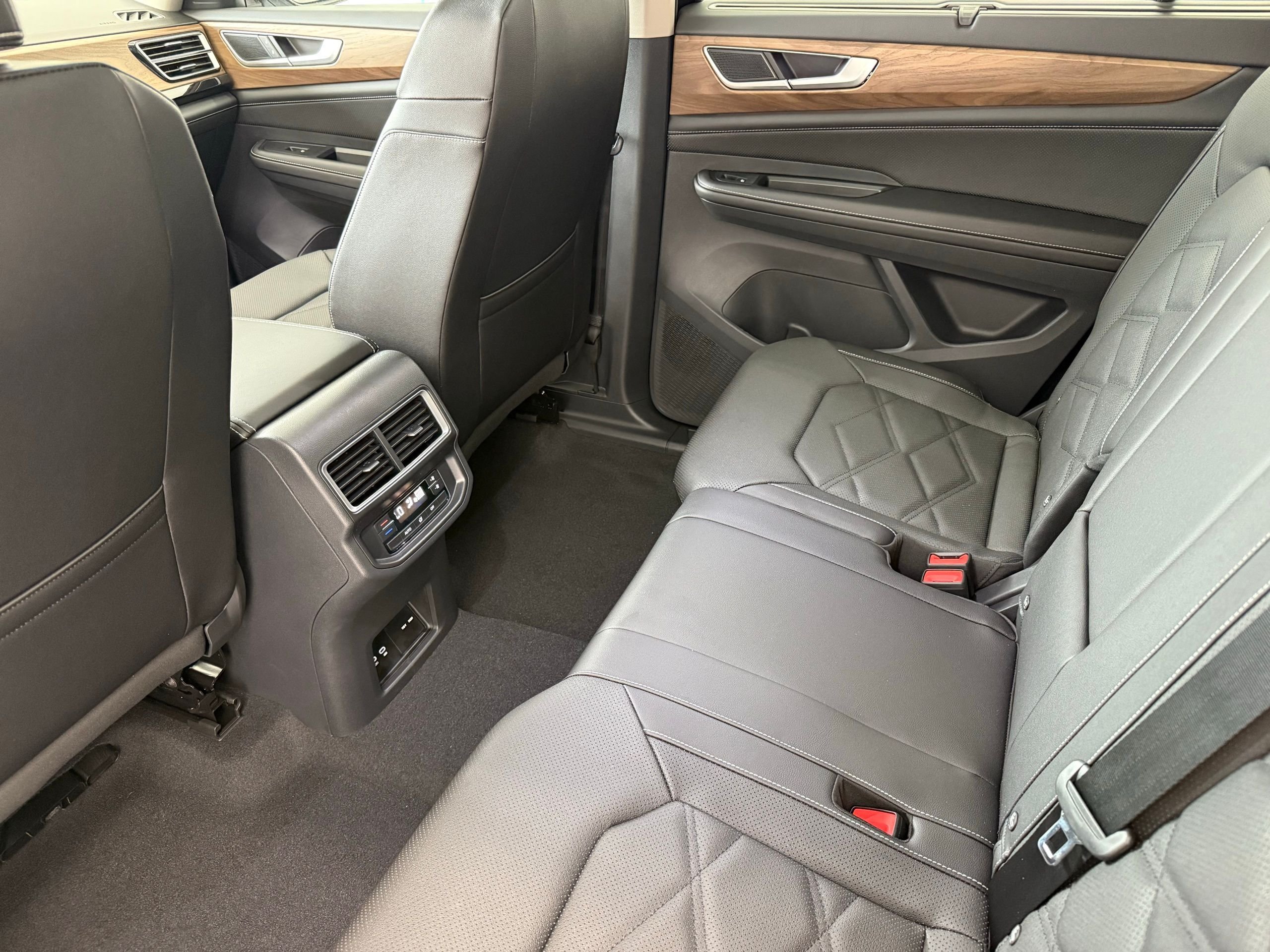 2025 Volkswagen Atlas SE w/Tech - Photo 20