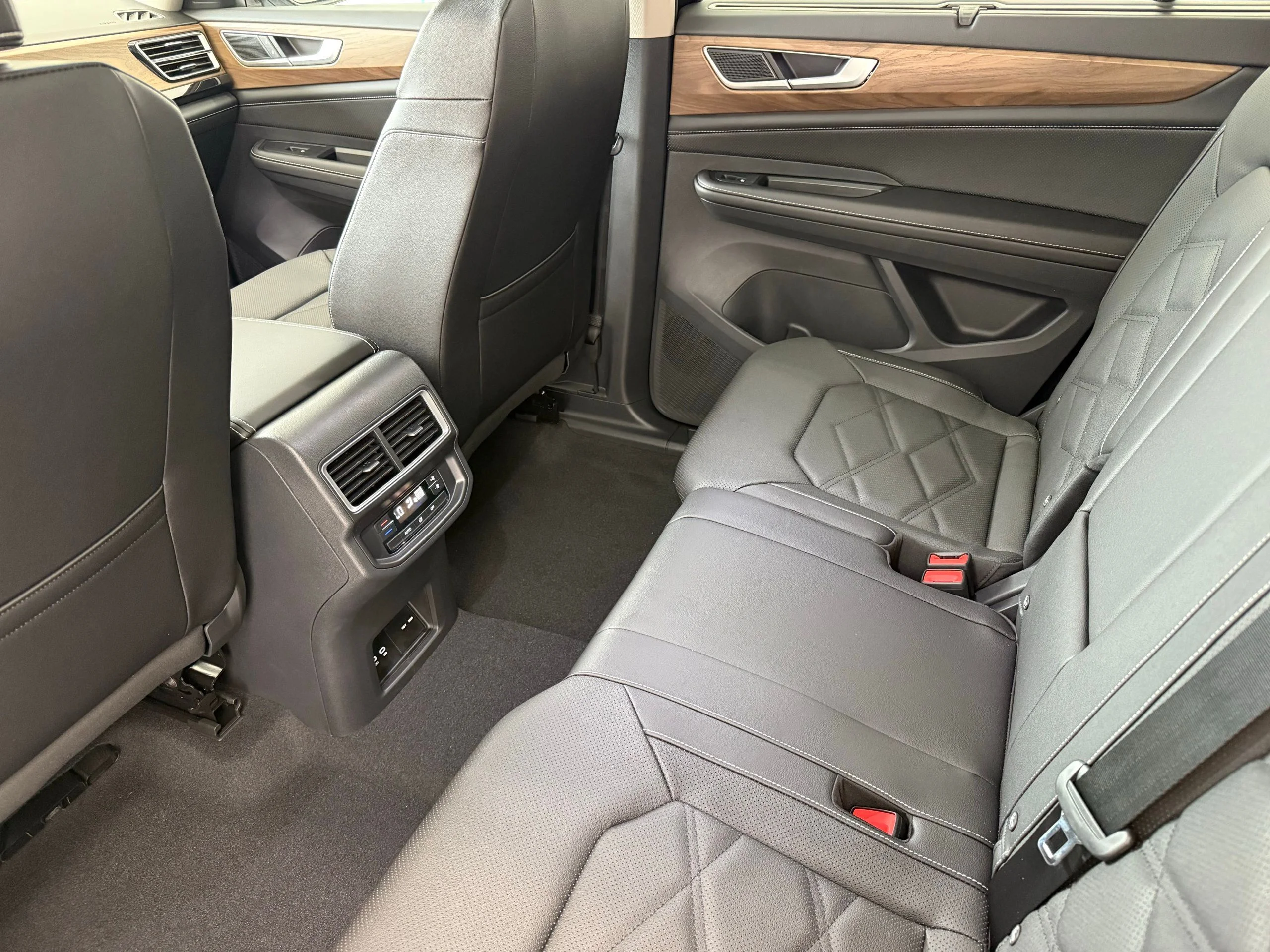 2025 Volkswagen Atlas SE w/Tech - Photo 21