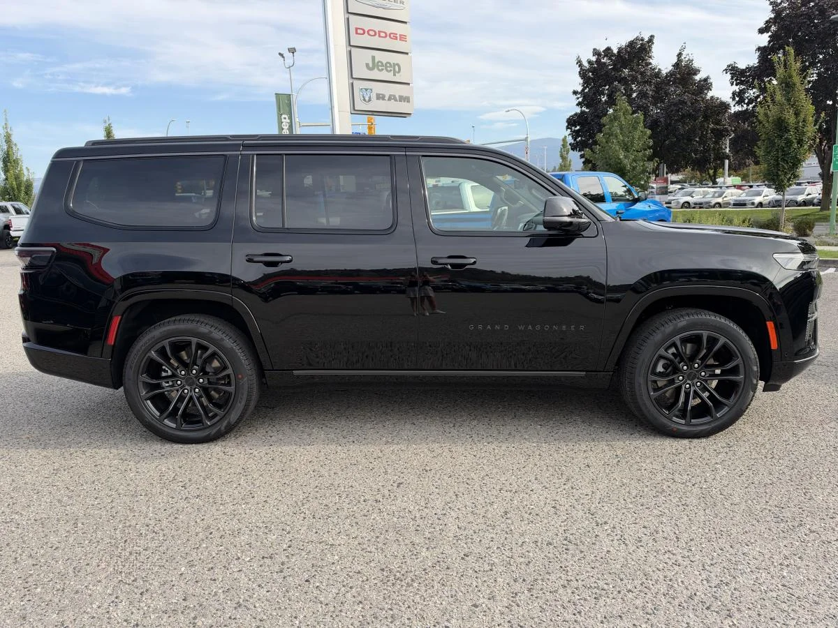 New 2026 Black Jeep Summit Obsidian image 9