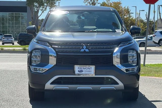 Used 2024  Mitsubishi SE image 9