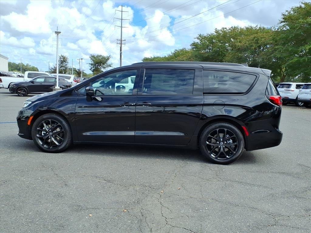 New 2026 Diamond Black Crystal Pearl-Coat Exterior Paint Chrysler Limited image 16