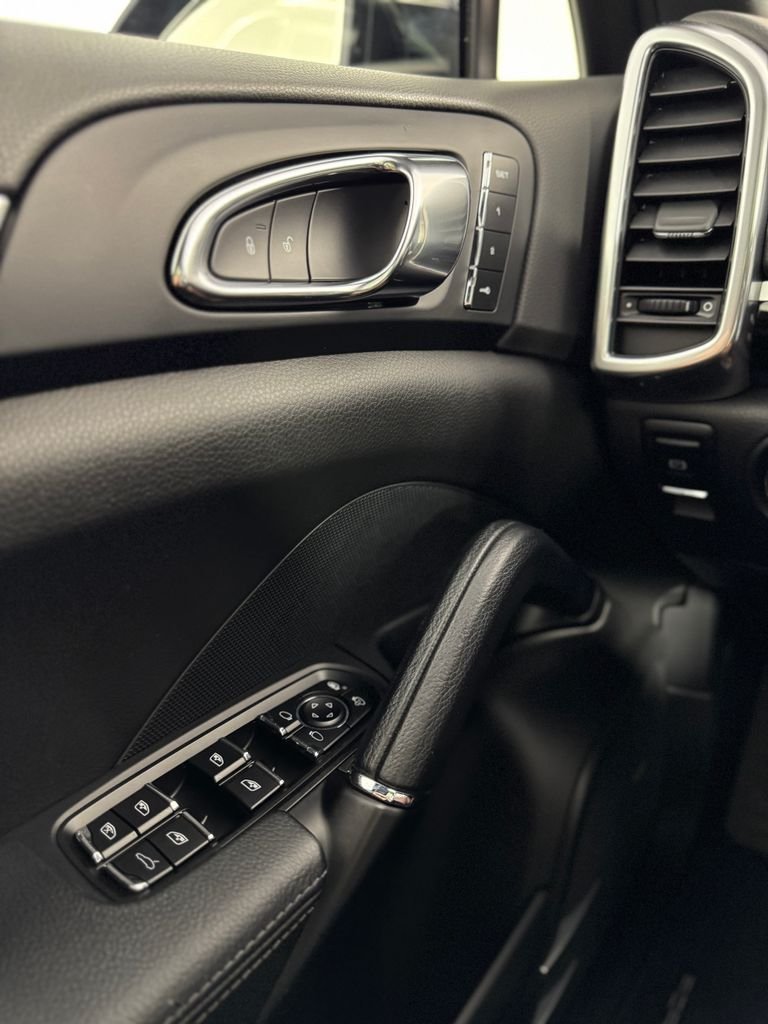 Used 2018 Moonlight Blue Metallic Porsche Base image 12