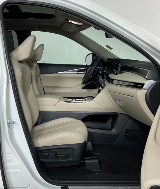 Used 2023 White INFINITI LUXE image 30