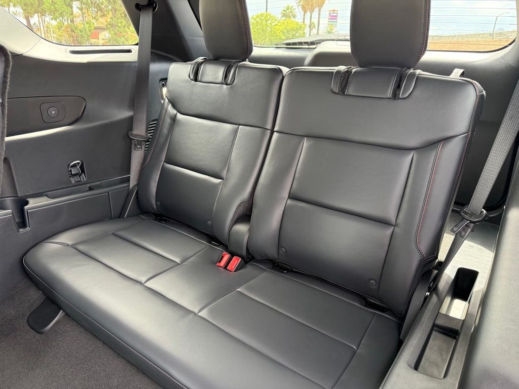 New 2027 Star White Metallic Tri-Coat Ford ST-Line image 8