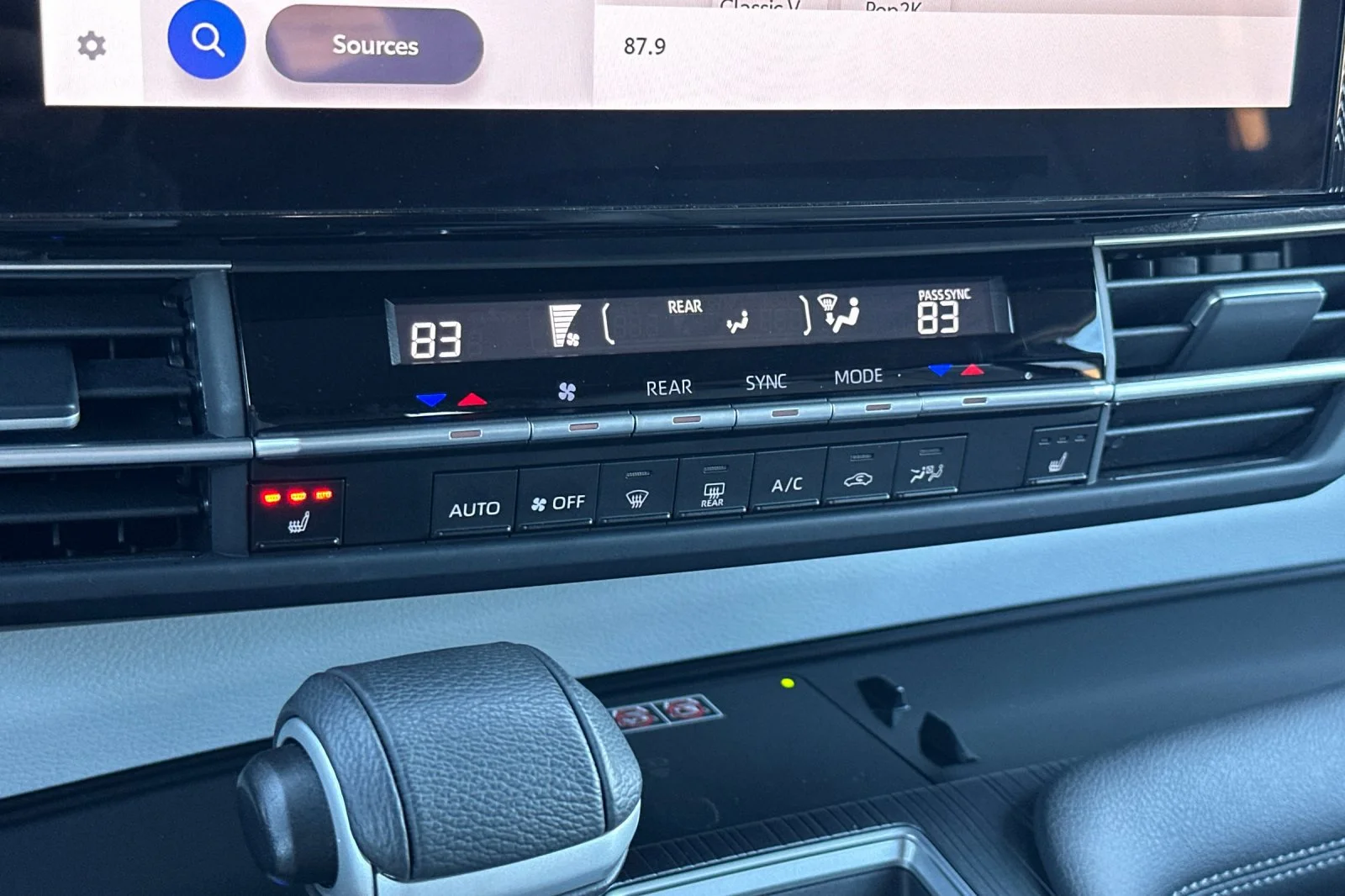 2025 Toyota Sienna XLE - Photo 27