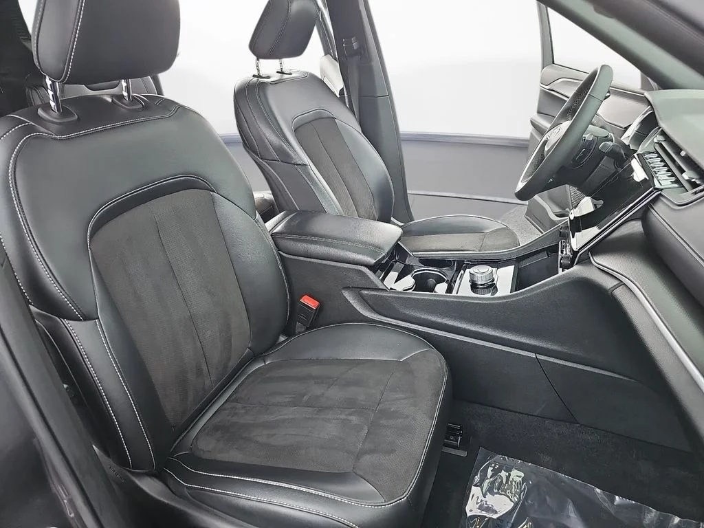 Used 2023 Gray Jeep Altitude image 10