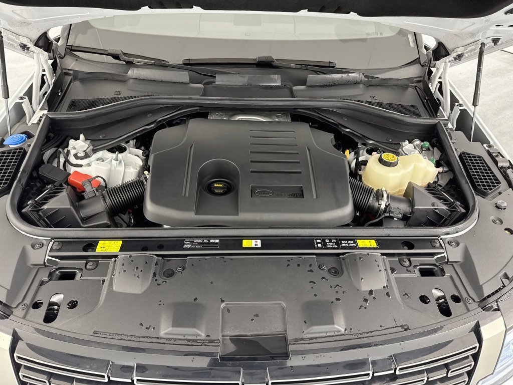 Used 2025 White Land Rover SE image 31