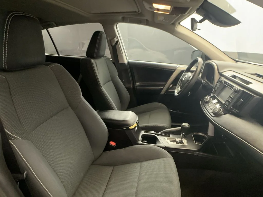 Used 2018 Super White Toyota XLE image 26
