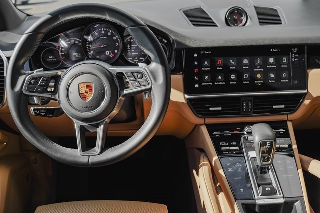 2022 Porsche Cayenne Base photo 3