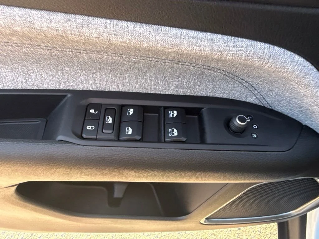 Used 2024  Jeep Sport image 24