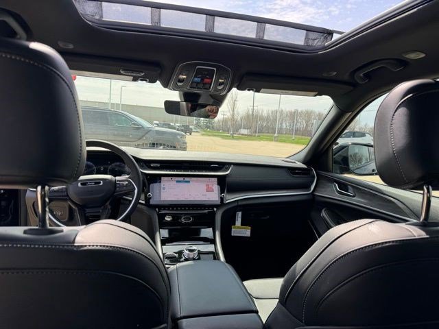 New 2026 Diamond Black Crystal Pearlcoat Jeep Limited image 30