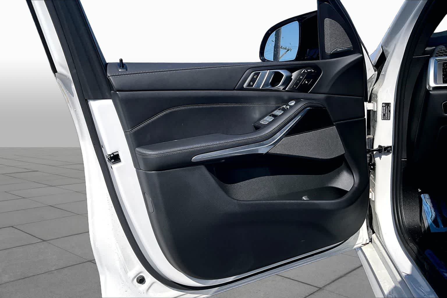 Used 2025 Mineral White Metallic BMW M60i image 19