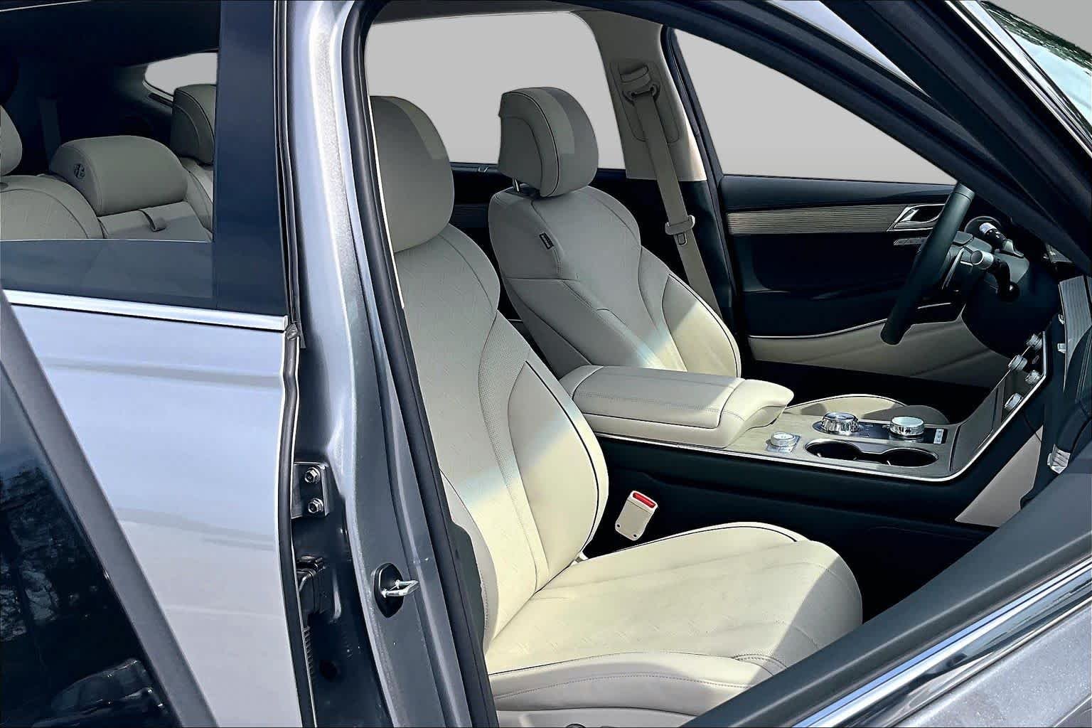 Used 2025 Savile Silver Genesis 3.5T Advanced image 9