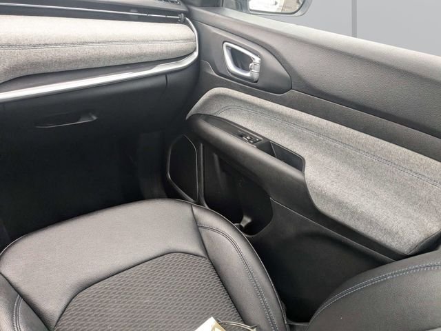 Used 2024 White Jeep Latitude image 18