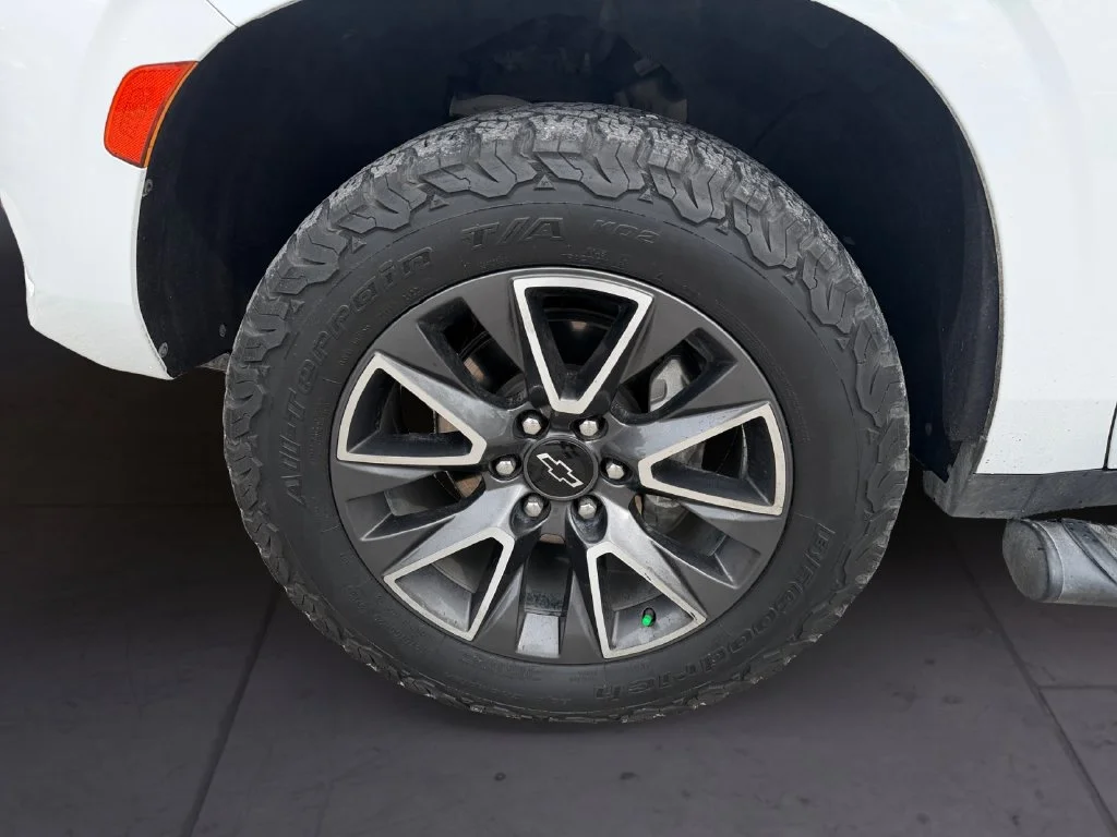 Used 2022 White Chevrolet Z71 image 9