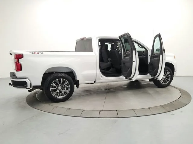 Used 2025 Summit White Chevrolet RST image 15